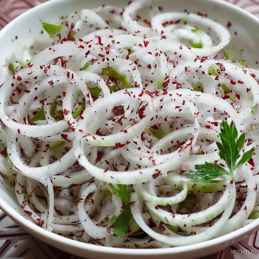 geschnittene Zwiebeln mit sumach bestreut